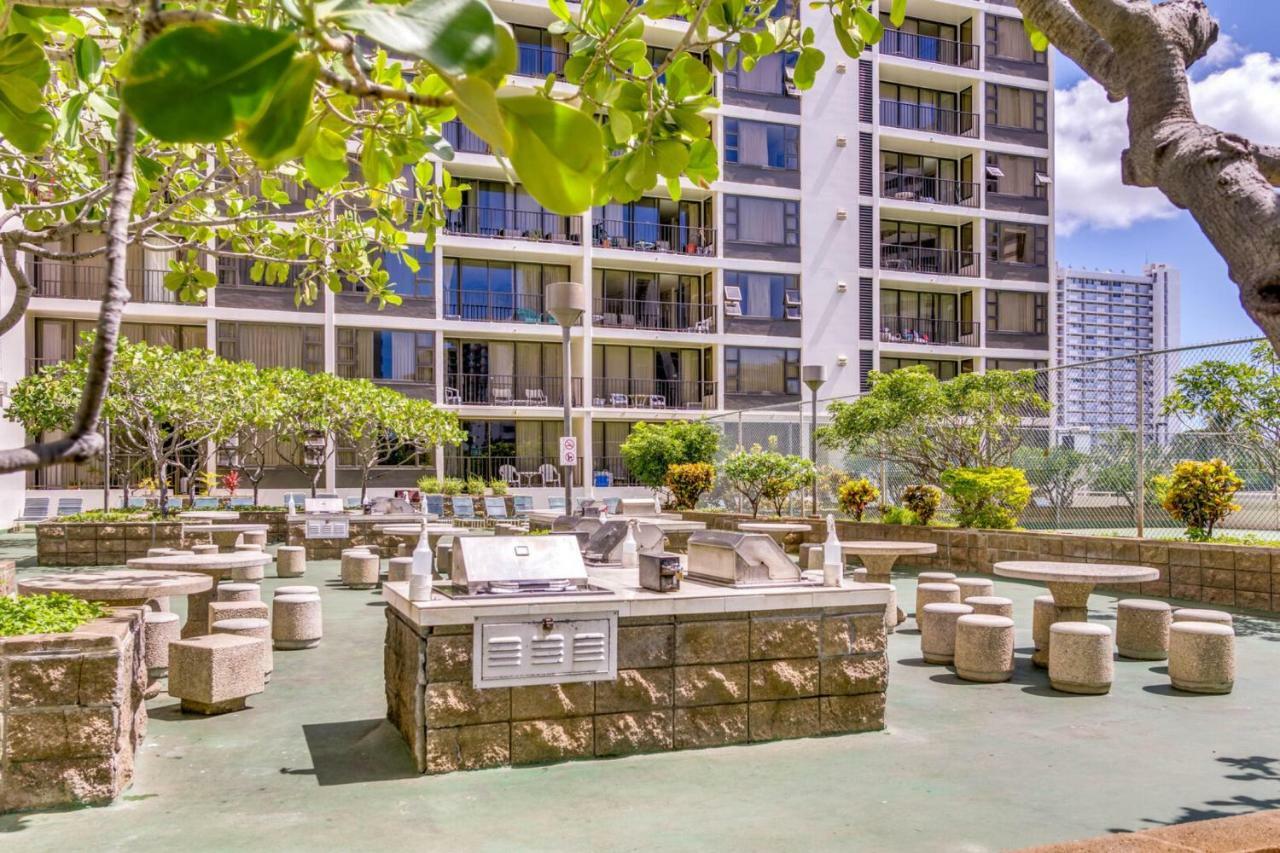 Waikiki Banyan By Koko Resorts Гонолулу Экстерьер фото